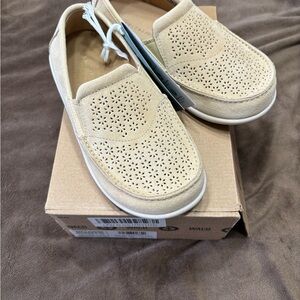 REVITALIGN Women's Beige Slip-On Moccasins